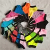 Chaussettes unisexes à la mode, noires et roses, chaussettes courtes en coton pour adultes, chaussettes de sport pom-pom girl pour filles et femmes avec étiquettes, chaussettes multicolores