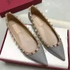 Sandales à rivets pour femmes de marque sexy rivets à bout pointu chaussures de mariage de mode de plage nue rivets chaussures plates pour femmes avec sac à poussière 35-43