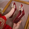 Klänningskor 2024 Våren och hösten Fashion Slim Heel Versatile Bekväma kvinnors utkläder Hög bröllop Enskild sko Kvinnor