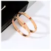 Nuovo braccialetto rigido di lusso con doppio scatto Bracciale moda coppia uomo donna Bracciale classico braccialetti di design in acciaio inossidabile gioielli 164 528