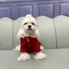 Abbigliamento per cani Vestiti fatti a mano Forniture per animali domestici Anno Costume Cappotto di lana rossa stile bambola carina Giacca adorabile calda Vacanze di Natale Terrier