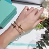 Marca de lujo Pulsera T Pareja de moda Pulsera de acero de titanio Pulsera de diseño de oro de 18 quilates de alta calidad Joyería con caja