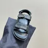 Najwyższej jakości skórzana metalowa burza METAL Klasyczne komfortowe płaskie sandały Slajd slajd sandały plażowe luksusowe sandały dla kobiet Factory Footear 35-42