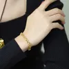 Bracelets de charme Bracelet de mode de haute qualité trèfle à quatre feuilles couleur or pour les femmes mère mariage bijoux de fiançailles cadeaux d'anniversaire