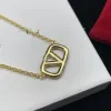 2023 modedesigner Sier Plated rostfritt stål brev hänge halsband kvinnors bröllop smycken valentino