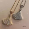 Collier de créateurs Version haute Nouvelle petite jupe Femme Festonnée blanche fritillaire cornaline pleine diamant double pendentif chaîne de clavicule