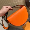 Läder halvmåne orange handväska lyxiga designers shouder crossbody messenger damer reser handväska för shopping