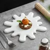Plattor keramiska bordsartiklar vita oregelbundna rätter vatten droppe platt molekylär matlagning västerländsk restaurang dessertplatta