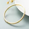 Ein klassischer Cartres-Armreif. Kreatives und personalisiertes, minimalistisches, geometrisches Schnallenarmband für Frauen mit verkupfertem Echtgold-Mikro-Intarsien-Zirkon im Kalt-Cool-Stil