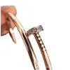 Designer Cartres Armband V-Gold CNC Precision Carved 6-axel Knivhuvud och svansborr Nagelarmband grovt spänne ow30