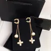 Pendientes de perlas de lujo Pendientes con dijes de regalo de amor de diseñador Nueva boutique de otoño Joyería de moda Estilo juvenil Pendientes chapados en oro de 18 quilates de alta calidad