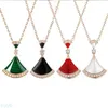 Collares colgantes de Bvlgaerri Baojia Falda pequeña en forma de ventilador para mujeres Fritillaria Natural Fritillaria Red Jade Marw V Gold Rosed 18k Rose