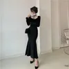 女性のブラウス女性長袖レトロスリムトップレースデザイン韓国ファッションブラックビンテージブラウスオフィスレディイブニングパーティー服2024