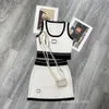 フランスパリの女性ニットスーツ2ピースドレススーツファッションレタープリントタンクトップTシャツブラックニットショートスカート刺繍チャンネルドレス