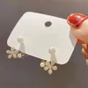 Nuovi orecchini a bottone con fiore di perla imitazione di lusso leggero coreano per le donne Regali di festa di gioielli eleganti in cristallo di moda