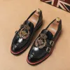 Mäns loafers slip-on patent läder mode dagliga företag avslappnade män bröllopsfest broderade dubbla spänne klänningar