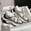 Toppkvalitet guld silver sneaker lyxdesigner skor mode läder kanal utomhus resor casual skor män kvinnor tennis låg vandring run lady lader tränare tränare