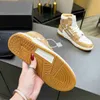 2024 Zapatillas de deporte con esqueleto superior Zapatos casuales de diseñador Huesos de cuero Moda cómoda y superior con parejas masculinas y femeninas con el mismo diseño de tendencia