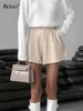 Bclout Autumn Beige Leather Shorts Women Y2K Casual Elastyczne plisowane szorty PU Eleganckie wysoką talię seksowną szeroką nogę krótką kobietę 240108