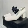 Chaussures simples vides à talon moyen et nœud noir, série Bow 2024