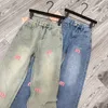 Designer jeans met rechte pijpen, modehanddoek, geborduurde letter, vintage denimbroek