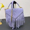 Sac à chaîne universitaire en daim avec pompons et chevrons matelassés avec poignée supérieure en cuir, sac à main de luxe à rabat avec fermeture magnétique pour femme