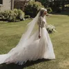 Abiti da sposa linea A in pizzo ricamato Abito da sposa country con applicazioni a foglia e collo gioiello a maniche lunghe