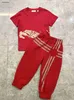 Nya babybanor Designer Kids Three Piece Set Size 100-150 Red Hooded Jacket Kort ärm T-shirts och sportbyxor Jan10