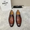 Berluti Leren herenschoenen Casual Berluti/Brutti herenschoenen Formele leren schoenen Loafers met lage pijpen Eén voet Scritto-patroon ALHU