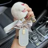 Anahtar halkalar yaratıcı kawaii pompom deri yay anahtarlık moda tavşan saç topu metal isim plakası anahtarlar kadın çanta süsleme araba anahtar zincirleri j240108