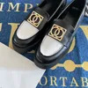 Designer skor loafers vår höst läder skor klänning skor kvinnor oxford singel fot metall spänne slip-on stil runda tå mode lugg platfrom balettlägenheter bröllop