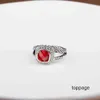 Ladies Designer Band Ring Woman Fashion Schmuck verdrehte Hochzeitsringe Silber für klassische eingelegte rote Granat Zirkon Engagement Geburtstag