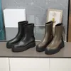 Die klassischen Damenstiefel mit Reißverschluss hinten sind vom berühmten Designer sehr zu empfehlen, mit gummigeformter Laufsohle und einem 20 cm hohen Stiefelschaft Größe 35-40