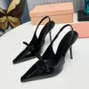 2024 Sandales Slingback en cuir verni 100mm Talon conique Escarpins à bout pointu Semelle en cuir Designer de luxe pour femmes Chaussures habillées Fête de mariage Chaussures de soirée 35-42