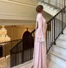 Стильные розовые длинные вечерние платья с жемчужным вырезом и спандексом, с длинными рукавами, плиссированным шлейфом и плиссировкой, на заказ, торжественное платье
