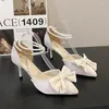 Scarpe eleganti Elegante Bowknot Tacchi alti Donna 2024 Cinturino alla caviglia con perle Décolleté con tacco a spillo Donna Pelle bianca Pu Punta a punta Partito