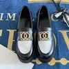 Buty designerskie mokasyny Sprężyna jesienna skórzana sukienka buty kobiety Oxford pojedynczy metalowy metalowy klamra w stylu okrągłe palec mody z baletami płaski ślub ślub ślub