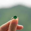 Anillos de racimo Diseño Montaña verde y aguas claras Anillo de cadena tejido para mujeres con estilo retro Nicho Moda Temperamento Imitación Jade