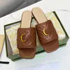 Sandały designerskie kapcie mody klasyczne druk haftowane litery kwadratowe sandały luksusowe eleganckie wszechstronne mieszkania