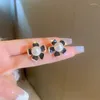 Pendientes colgantes de estilo moderno para mujer, flor esmaltada de Color negro, joyería de circonia cúbica con perlas de imitación doradas