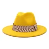 Basker klassiska randiga band kvinnor fedora hattar gentleman jazz file cap för män retro party lady wide brim klänning hatt