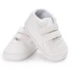 Sapatos de bebê da moda branca na moda
