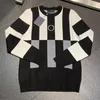 Berömd designer Men's Spring and Autumn Black, White and Grey Patchwork Fusion Plaid randig Jacquard Knit Populärt klassisk bekväm tröja