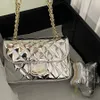 Designer-Tasche aus Lackleder in Gold/Silber, klassische Stepptaschen mit Klappe und Sternanhänger, goldfarbene Metallbeschläge, rechteckige Matelasse-Chian-Umhängetaschen