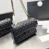 Lyxväska designer väska kvinnor axelväskor purses designer kvinna handväska skeva streckspäskor clamshell axel väska underarm plånbok klassiska lyx totes rese pur