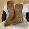 2024SS أحذية رعاة البقر الغربية الجديدة للنساء مدببة إصبع القدم أحذية نسائية تنقذ أحذية من جلد الغزال Midcalf الكعب أحذية نسائية