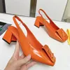 Lyxdesigner klänningskor kvinnor slingbacks klackar skakar sandaler patent läder chunky häl mode sexig fest spänne fyrkantiga tår bröllop sko storlek 35-42 med låda