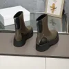 As clássicas botas femininas com zíper nas costas são altamente recomendadas pelo famoso estilista, com sola moldada em borracha e cano de 20 cm de altura tamanho 35-40