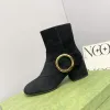 Botas curtas femininas de designer europeu, botas martin com fivela de anel, sapatos clássicos de pele de carneiro, couro macio, carta