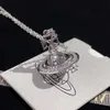 Designer Juwelen Vivienne Kaiser Witwe XIs neue Einzelschicht-Full Diamond Planet-Halskette mit einem mittelschichtenden neutralen Stil und Temperament